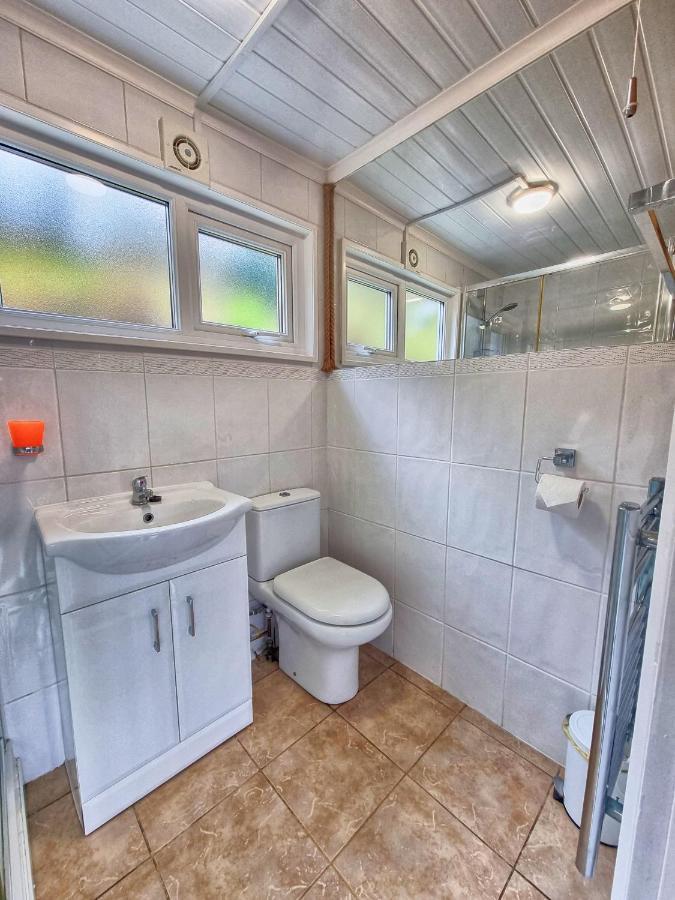 Caswell Beach Chalet 70 Located In Gower Peninsula Swansea Exteriör bild